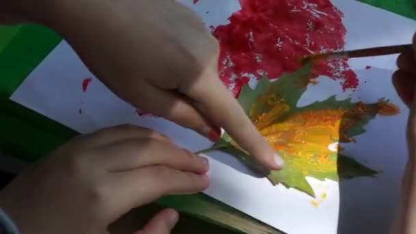 Kinderen schilderen bladeren met aquarellen - Video