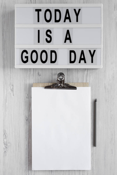 "Σήμερα είναι μια καλή μέρα" λέξεις σε ένα σύγχρονο πίνακα, πρόχειρο με bl - Φωτογραφία, εικόνα