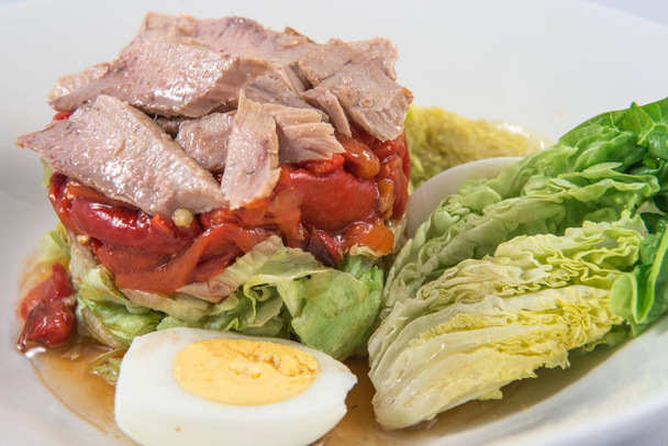 Zorongollo paahdettua pippurisalaattia salaatilla, boniitilla ja munalla
 - Valokuva, kuva
