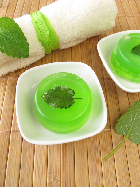 hausgemachte grüne Seife mit Zitronenmelisse - Foto, Bild