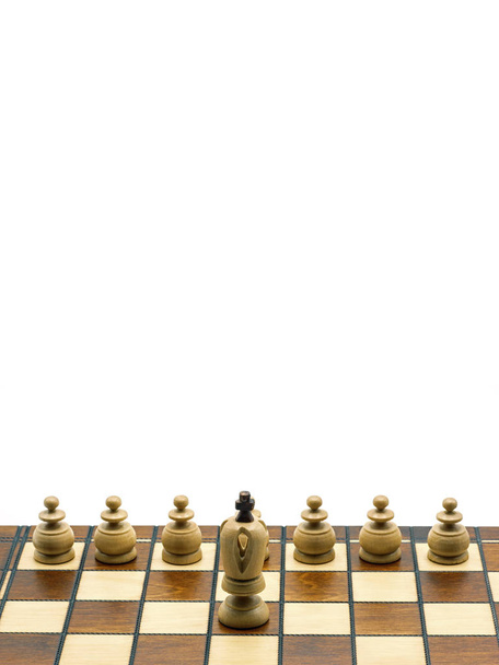 Concept de leadership : Pièce d'échecs roi blanc avec pions
 - Photo, image