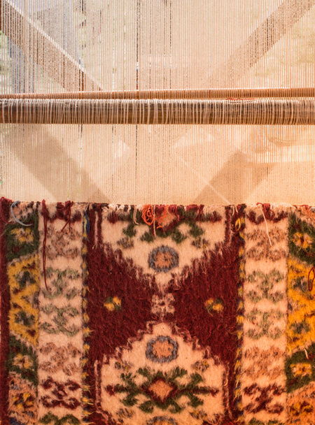 Килим традиційних типів на ткацькому верстаті
 - Фото, зображення