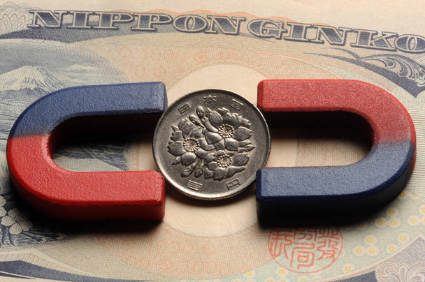 Japanse munt met magneten op bankbiljet. - Foto, afbeelding