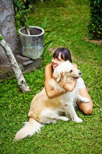 kobieta z psem w ogrodzie - Zdjęcie, obraz