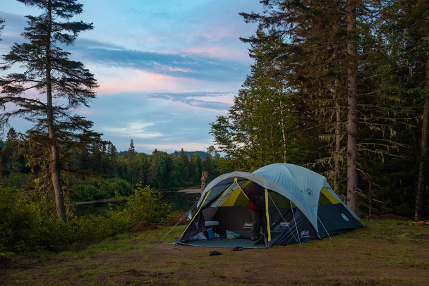 Camping dans la nature
 - Photo, image