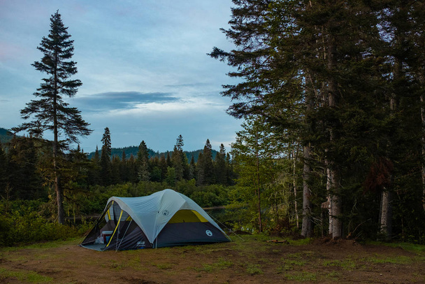 Camping dans la nature
 - Photo, image