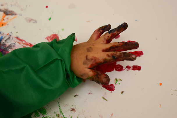 gyerek segítségével akvarell kézzel festett művészet frome képzelet szórakozás - Fotó, kép