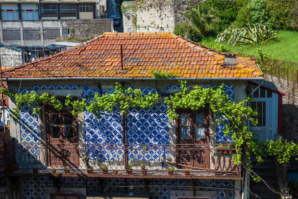 Antiikkitalojen arkkitehtuuri Porton vanhassa kaupungissa Portugalissa
 - Valokuva, kuva