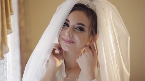 Mooie en mooie bruid in nachtjapon en sluier. Huwelijks ochtend. Slow Motion - Video