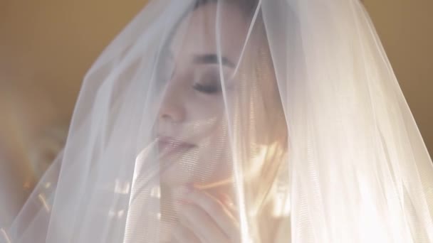 Gezicht van mooie en mooie bruid in nachtjapon onder de sluier. Bruiloft - Video