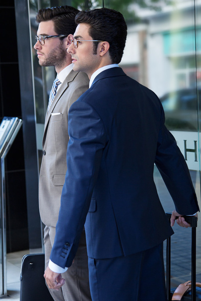 two young executives arriving at the hotel - Foto, afbeelding