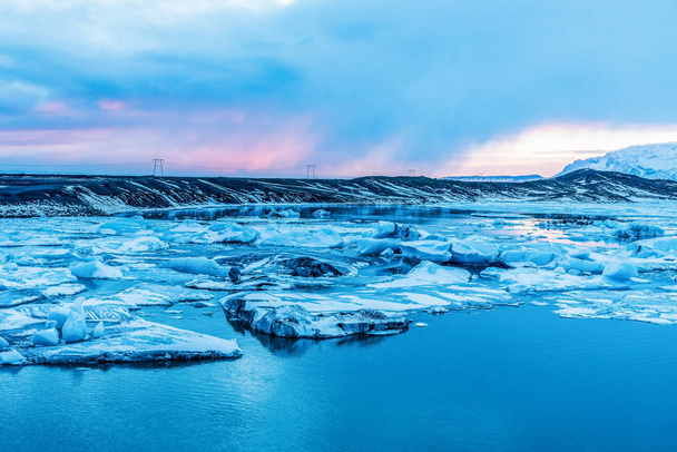 アイスランドのジョクルサロン氷河湖に浮かぶ氷山 - 写真・画像