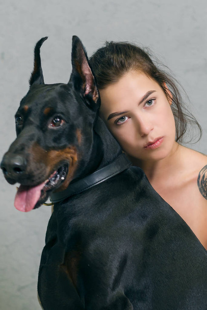 retrato de uma menina com um cão preto
 - Foto, Imagem