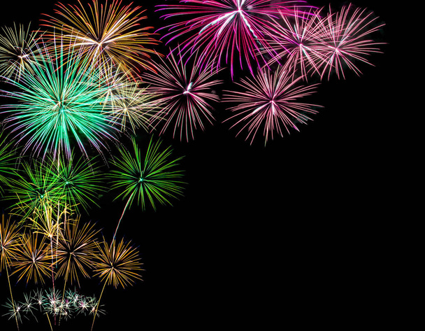 Los fuegos artificiales iluminan el cielo. Celebración de Año Nuevo
. - Foto, Imagen