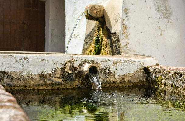 weißes Becken und Brunnen - Foto, Bild