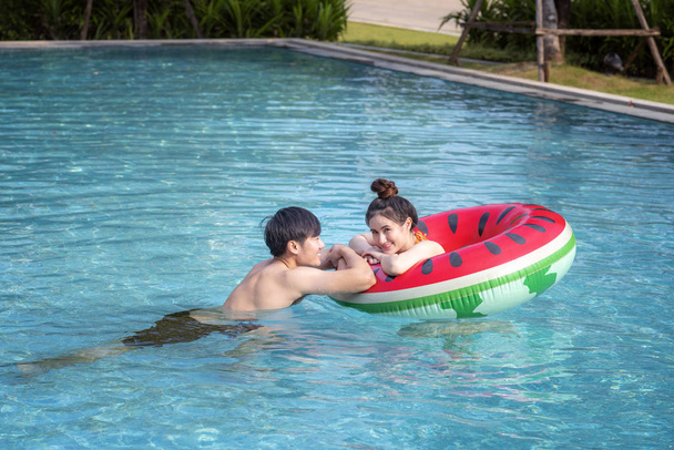 Asiática pareja dulce en piscina
  - Foto, Imagen