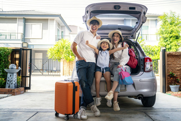 Azjatycka rodzina jedzie na wakacje przed startem fr - Zdjęcie, obraz
