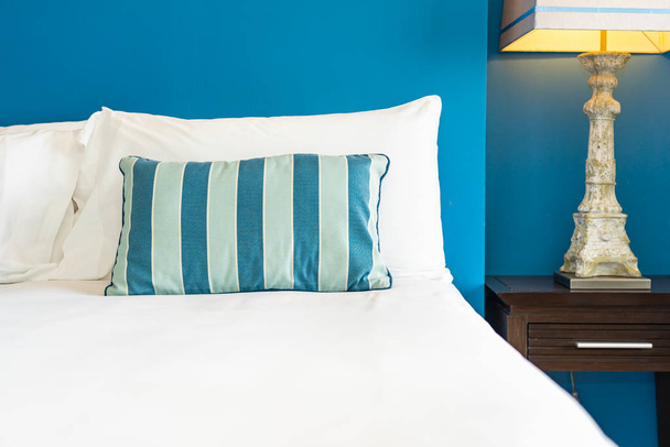 Biała wygodna poduszka na łóżku dekoracji wnętrz - Zdjęcie, obraz