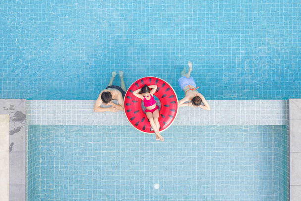 Familia asiática relajarse en la piscina
 - Foto, Imagen