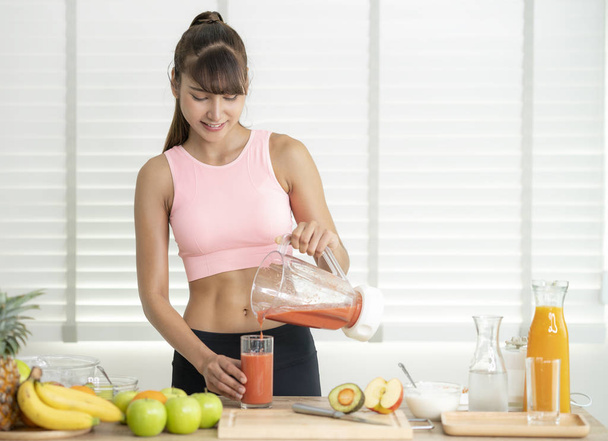 Asian girl prepare material for make a smoothie juice - Foto, Bild