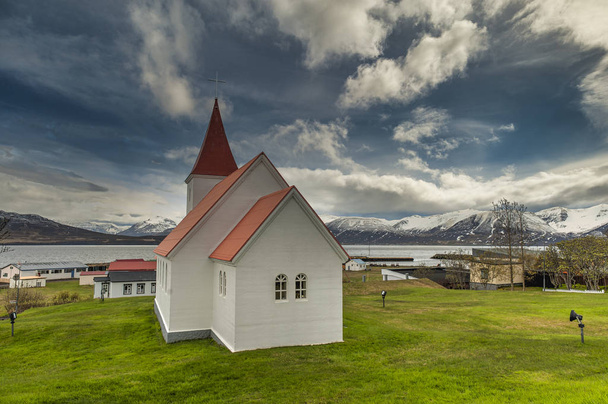 Iglesia Hrisey. Pueblo de la isla de Hrisey en Islandia
 - Foto, imagen