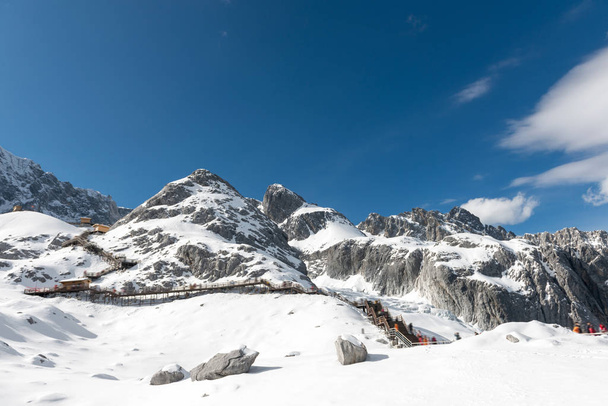 вид заснеженных гор на зимний сасон - Фото, изображение