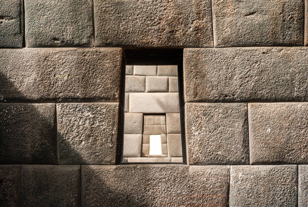 Trois fenêtres dans le mur de l'Inca à Coricancha Ruines
 - Photo, image