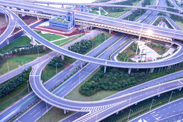 Шангхай развязка путепровод и возвышенность дороги в сумерках
 - Фото, изображение