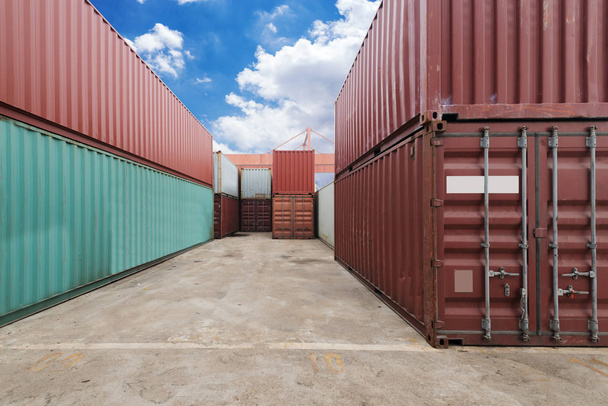 Стек вантажних контейнерів у доках
 - Фото, зображення