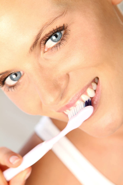 young woman with toothbrush in hands - Foto, Bild