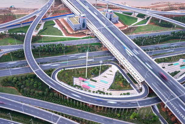 Σαγκάη ανταλλαγής αερογέφυρα και αυξημένα δρόμο στο σούρουπο - Φωτογραφία, εικόνα