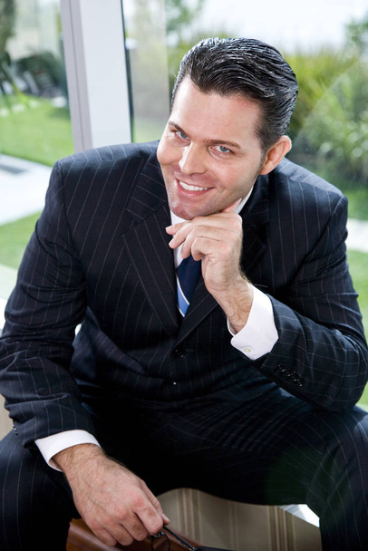 Businessman in suit sitting in office - Foto, Imagem