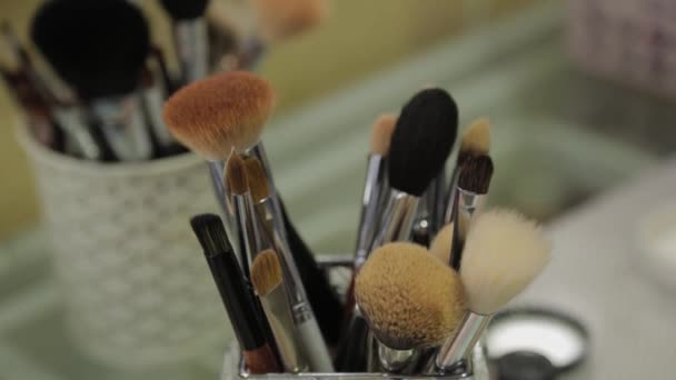 Professionele make-up accessoires op tafel. - Video