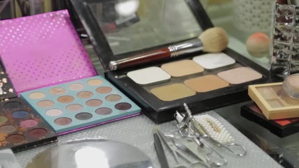 Professionelle Make-up Accessoires auf dem Tisch. - Filmmaterial, Video
