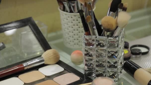 Professionelle Make-up Accessoires auf dem Tisch. - Filmmaterial, Video