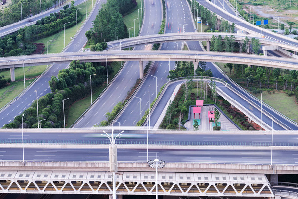 Autobahnkreuz in Shanghai im Berufsverkehr - Foto, Bild
