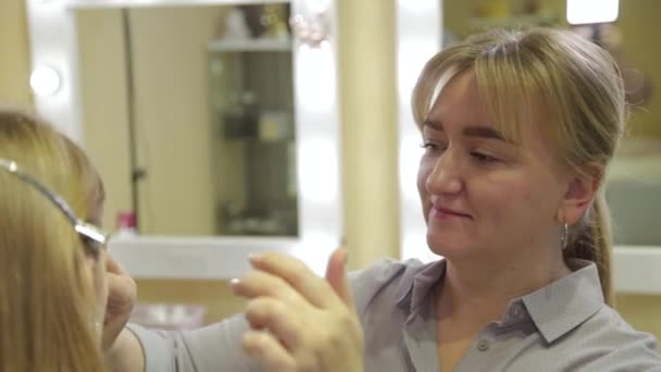 maquilleur professionnel traite un visage de clients avec un coton-tige
. - Séquence, vidéo