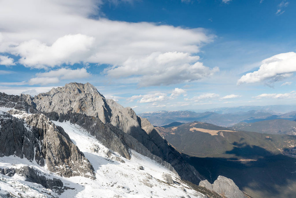 вид заснеженных гор на зимний сасон - Фото, изображение