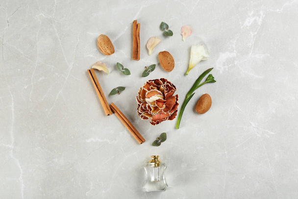 Flat lay composition with bottle of perfume on marble background - Valokuva, kuva