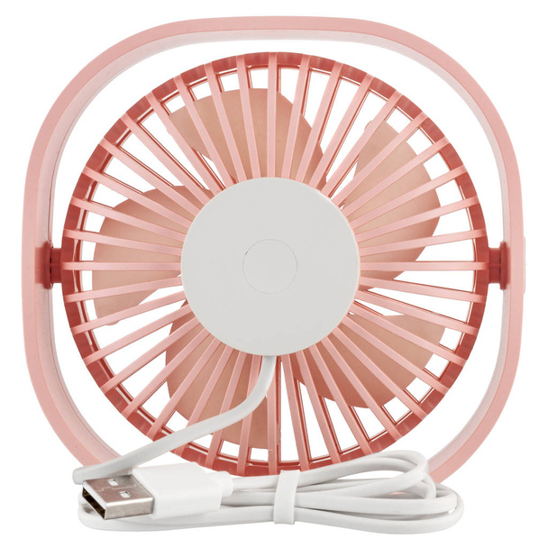 Světle růžová velký stůl desktop usb ventilátor izolované na bílém pozadí. Zadní pohled s šňůrou - Fotografie, Obrázek