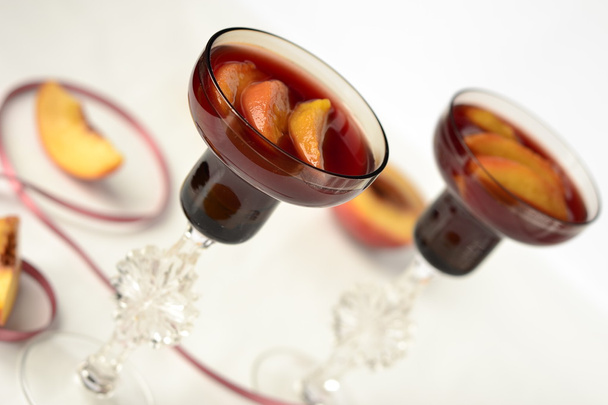 Персики в соусе из красного вина, избирательный фокус
 - Фото, изображение