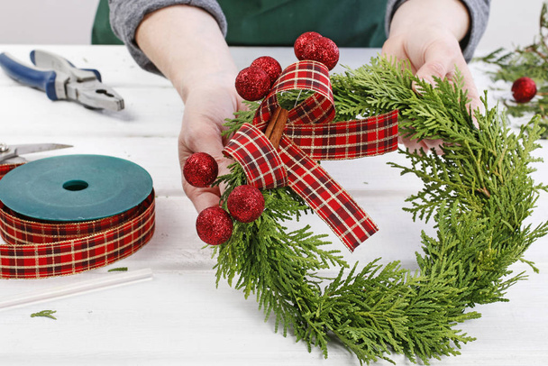 How to make traditional christmas door wreath with thuja twigs - 写真・画像