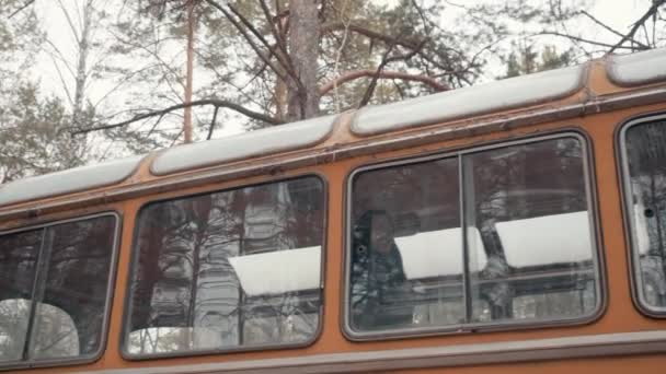 Mladá žena v bundě přišla do vesnice a vystoupila ze starého pomerančového autobusu - Záběry, video