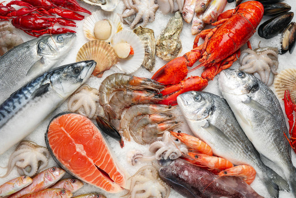 Свіжа риба та морепродукти на льоду, плоска лежа
 - Фото, зображення