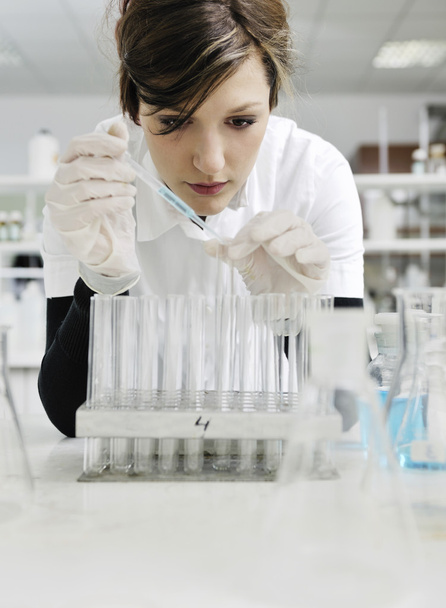 Young woman in lab - 写真・画像