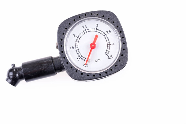 Manometer zur Messung des Luftdrucks in Autoreifen isoliert auf weißem Hintergrund - Foto, Bild