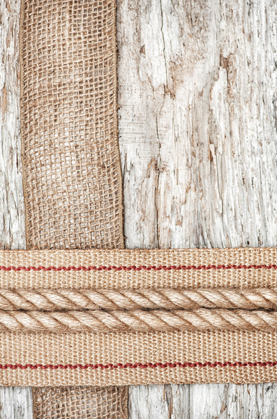 Cuerda, herrajes y cinta de saco en la madera vieja
 - Foto, imagen