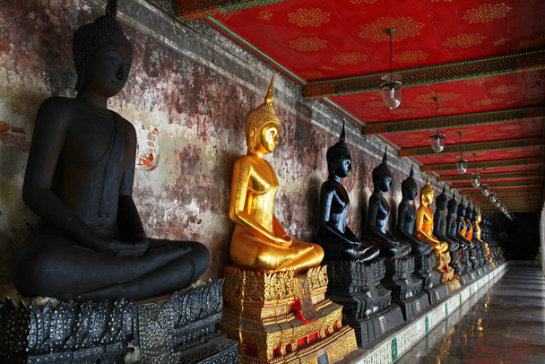 buddha statues suthat temple bangkok - 写真・画像