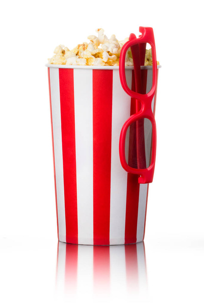 Papír csíkos vödör popcorn és 3D-s szemüveg elszigetelt fehér alapon - Fotó, kép