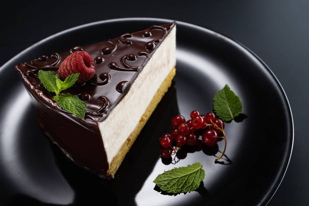 Ciasto czekoladowe z dekoracją, mus waniliowy i owoce jako tło - Zdjęcie, obraz